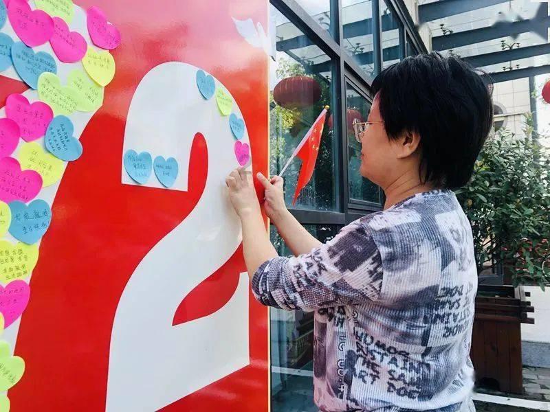 我有一个同事一年之间谈三个男朋友其中还追4个男生，正常吗?游戏画面